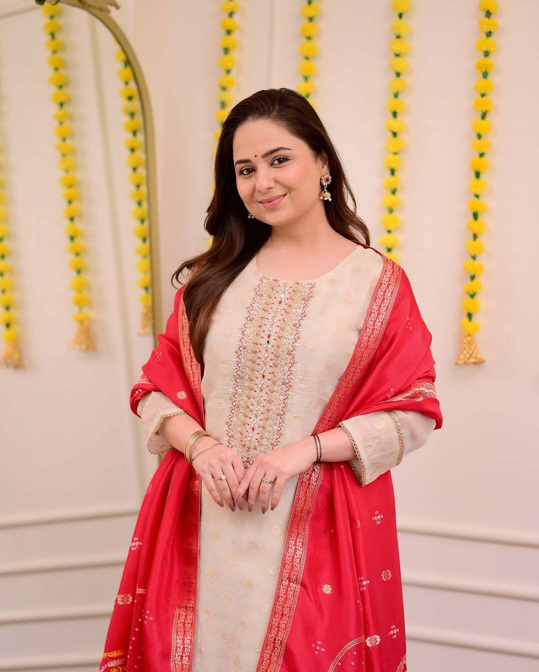 Minimalist White/Ivory Floral Kurta Set (with Pockets)