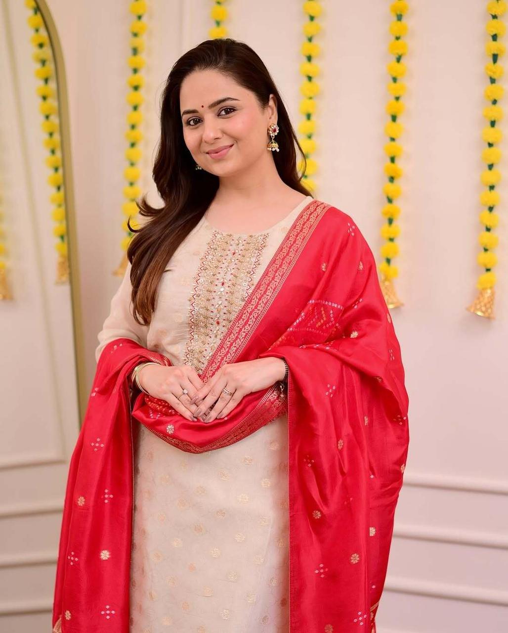 Minimalist White/Ivory Floral Kurta Set (with Pockets)